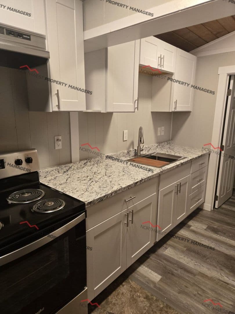 Mossyrock Apartment: 105 Engle Dr.