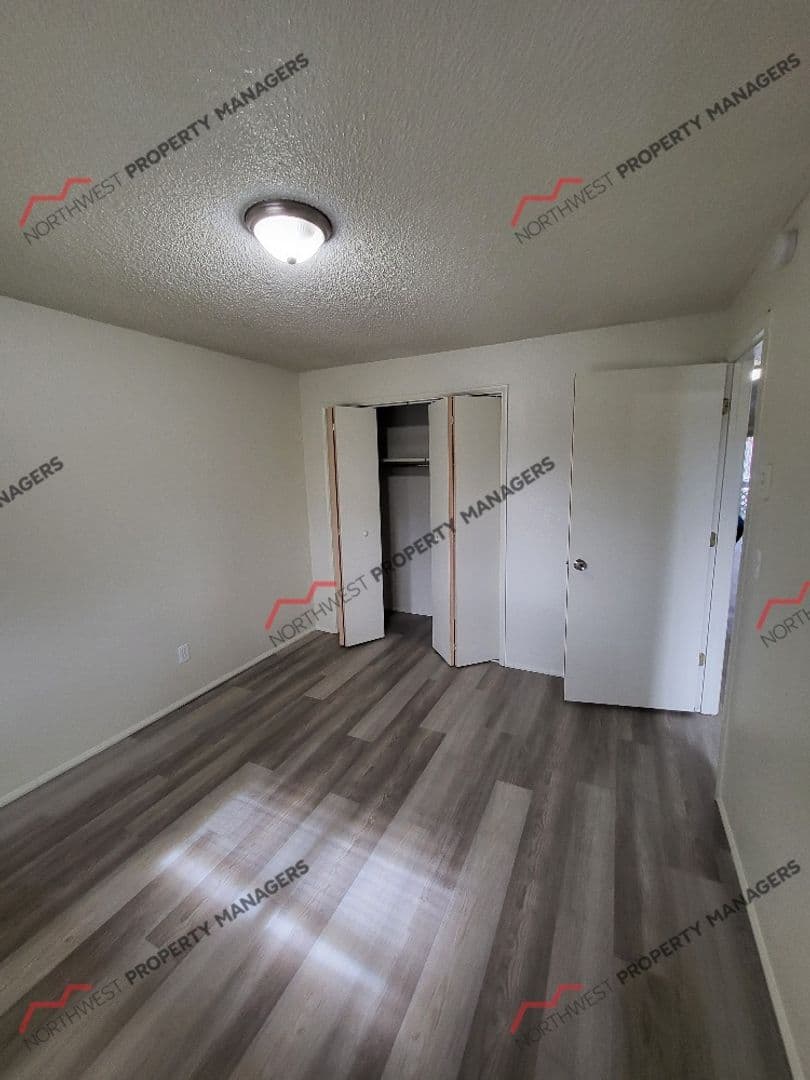 Centralia Apartment: 415 N Oak St