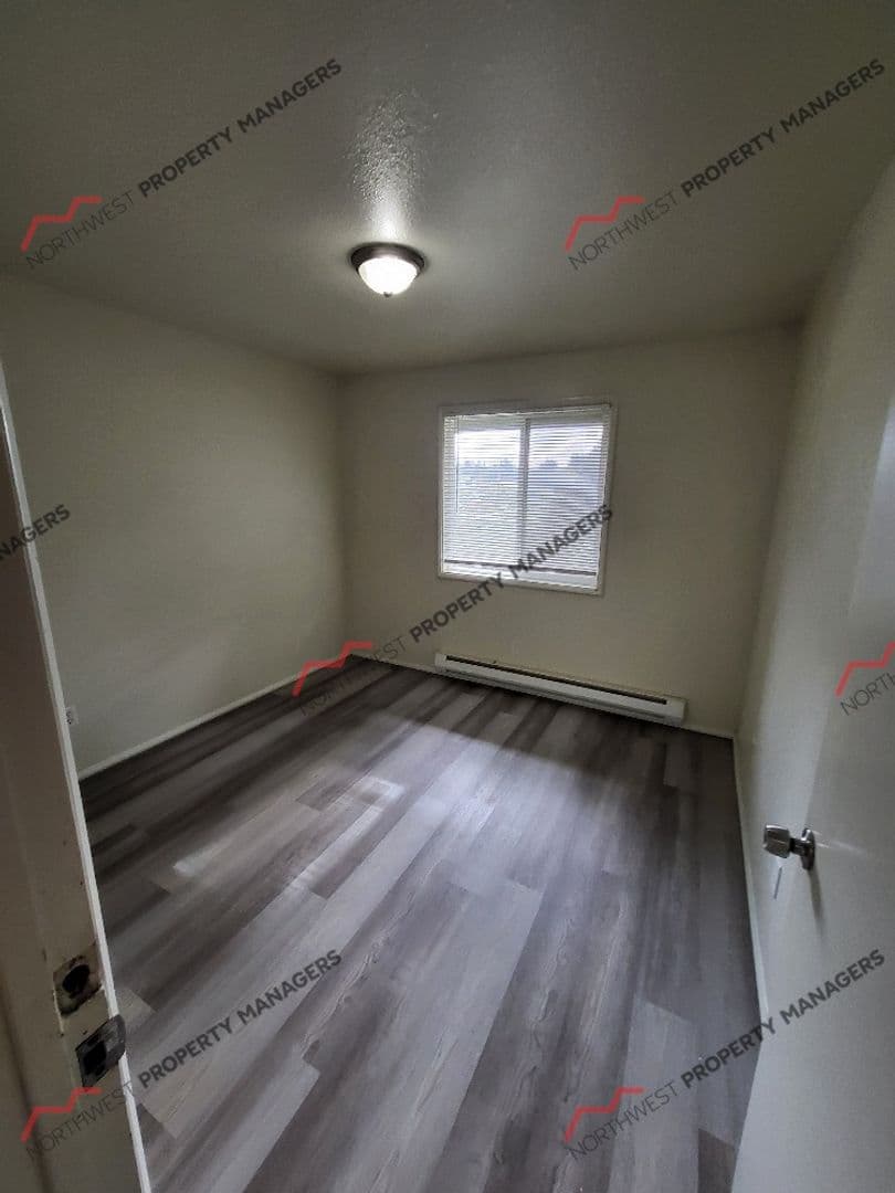 Centralia Apartment: 415 N Oak St