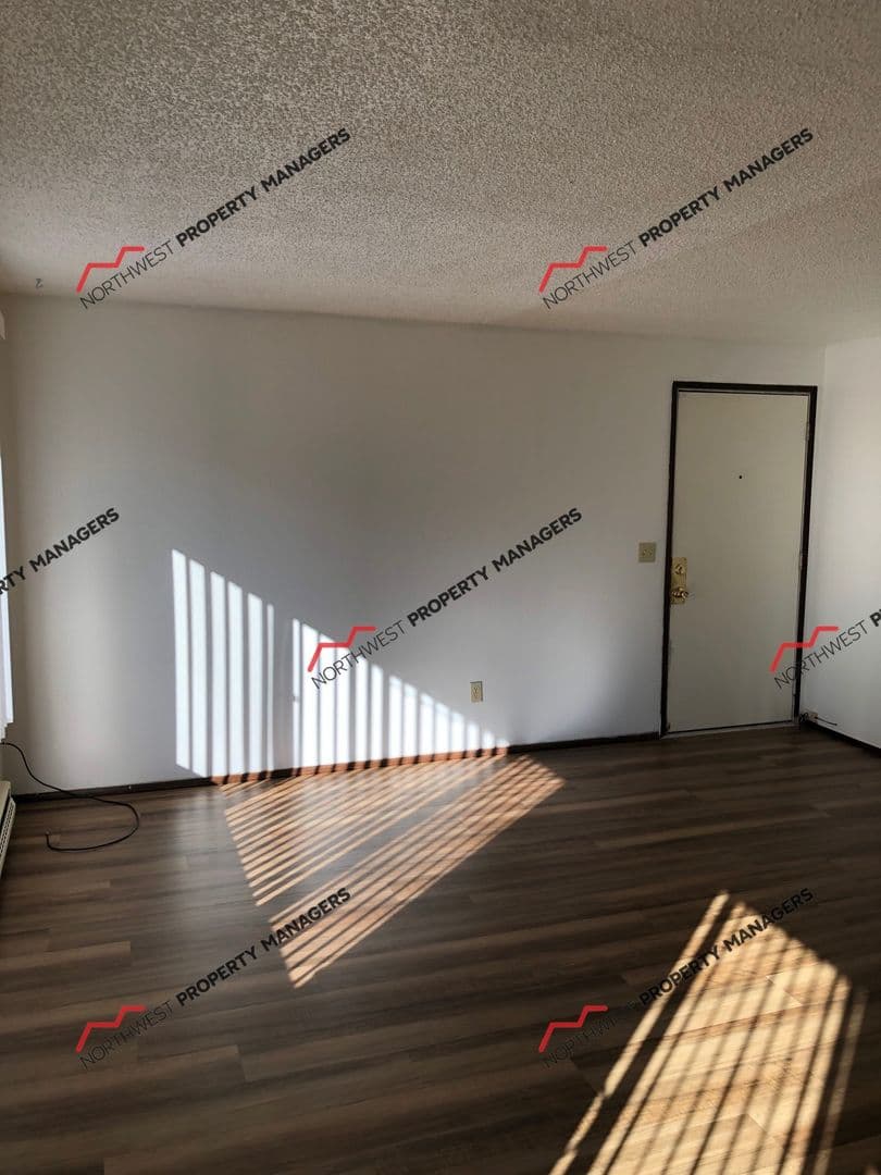 Olympia Apartment: 1400-1402 Josephine Ct. S.E.