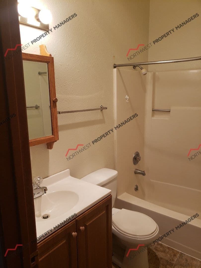 Chehalis Apartment: 369 NW Chehalis Ave.