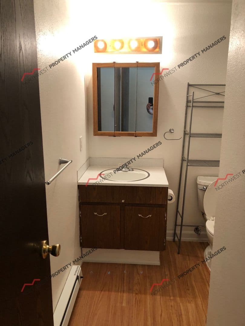 Olympia Apartment: 1400-1402 Josephine Ct. S.E.