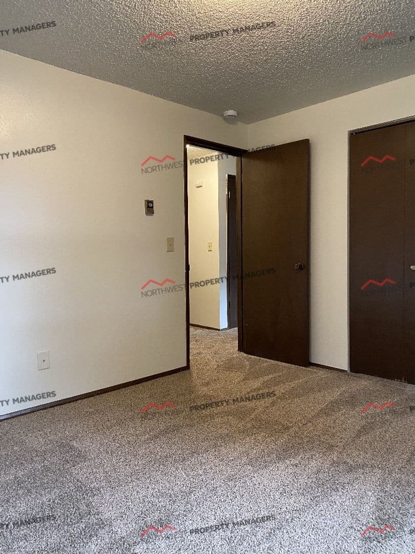 Montesano Apartment: 514 N. Medcalf Lane 1-24
