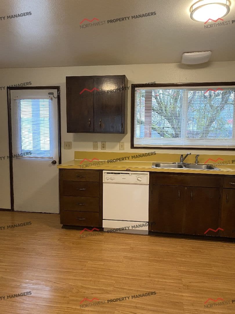 Montesano Apartment: 514 N. Medcalf Lane 1-24