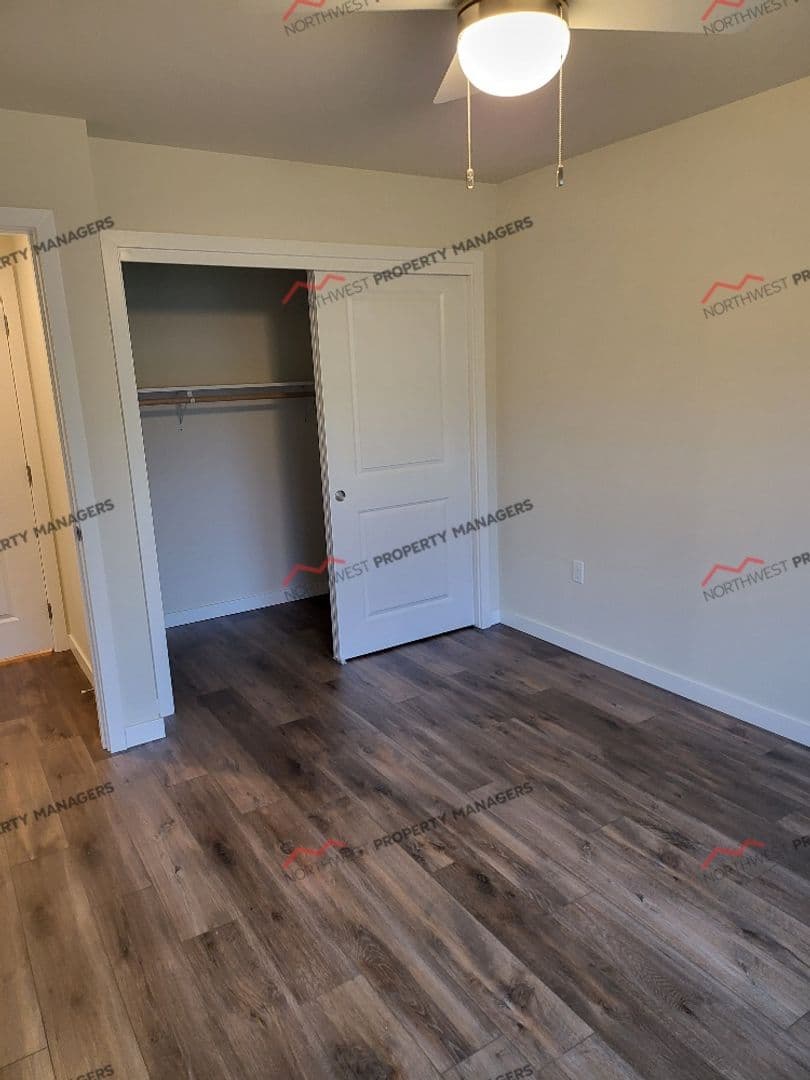 Napavine Apartment: 208 E Stella - 805-813 A/B 3rd Ave NE