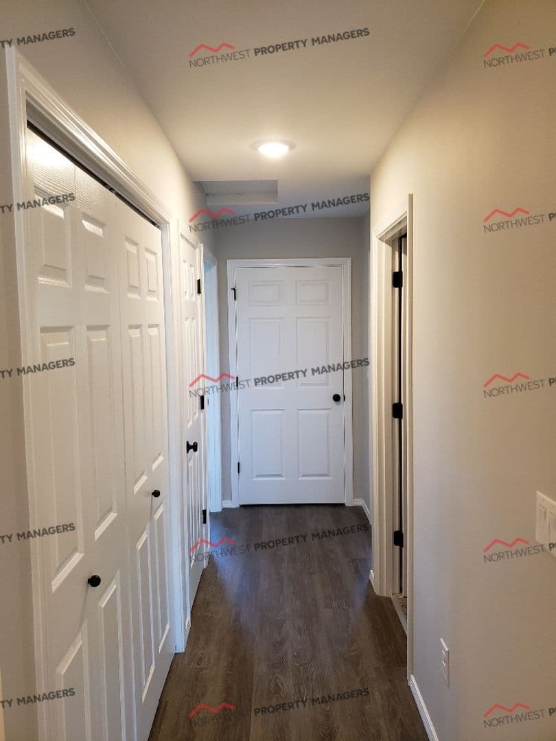 Mossyrock Apartment: 52-54 Godfrey Rd