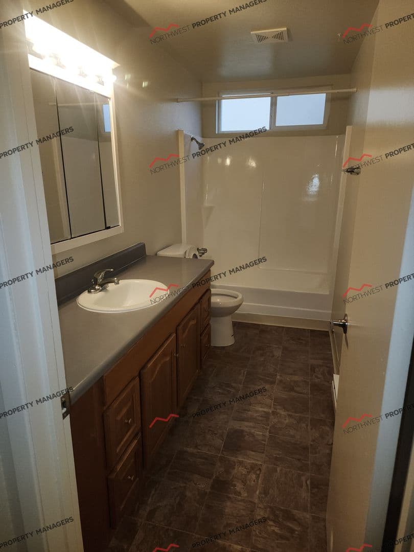 Lacey Apartment: 1615 Judd St. SE