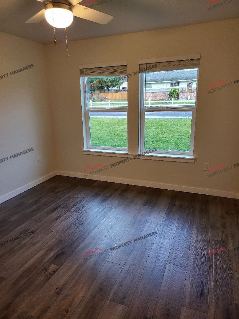 Napavine Apartment: 208 E Stella - 805-813 A/B 3rd Ave NE
