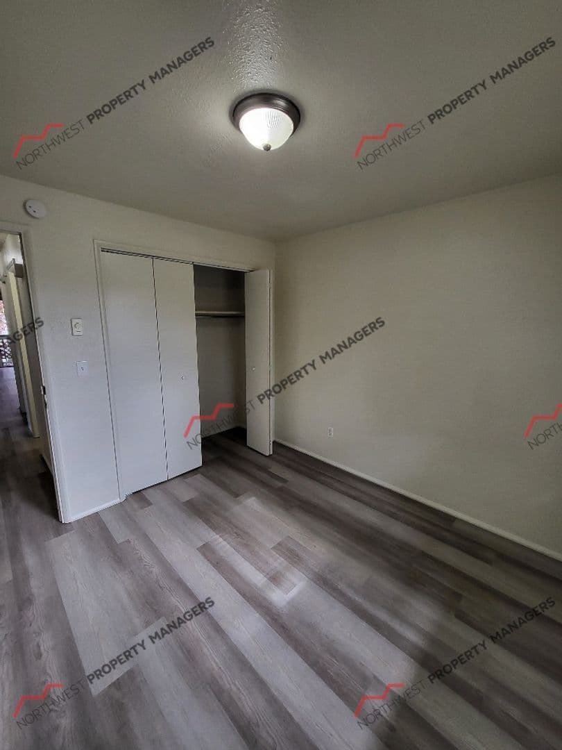 Centralia Apartment: 415 N Oak St
