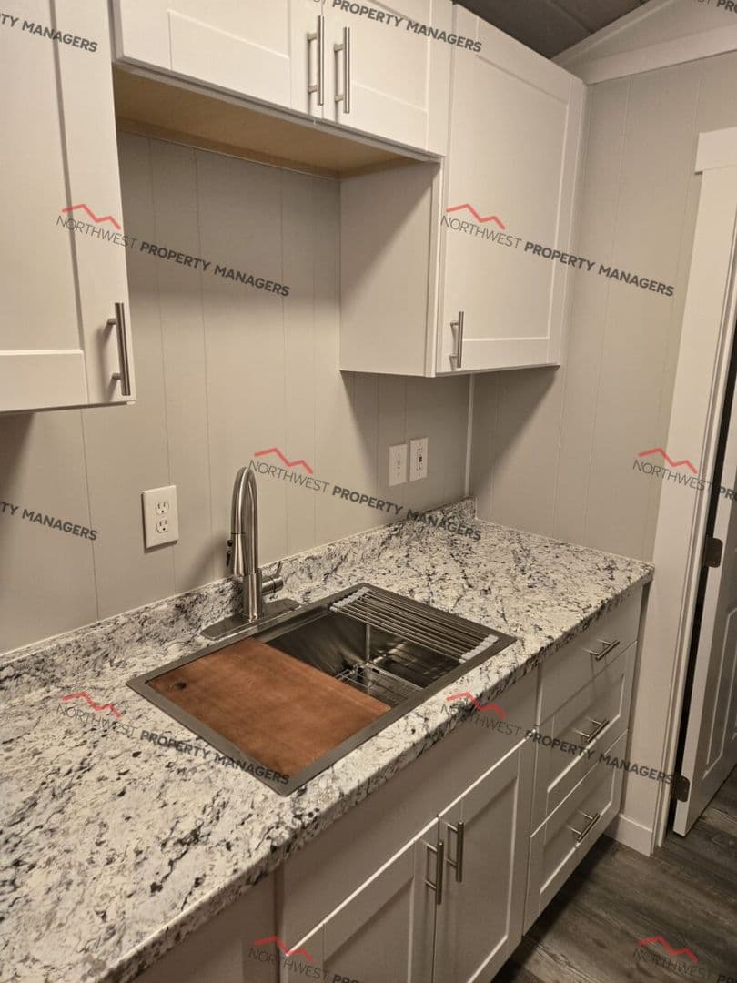Mossyrock Apartment: 105 Engle Dr.