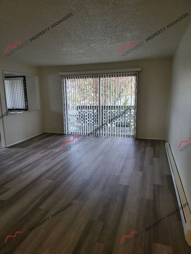 Centralia Apartment: 415 N Oak St