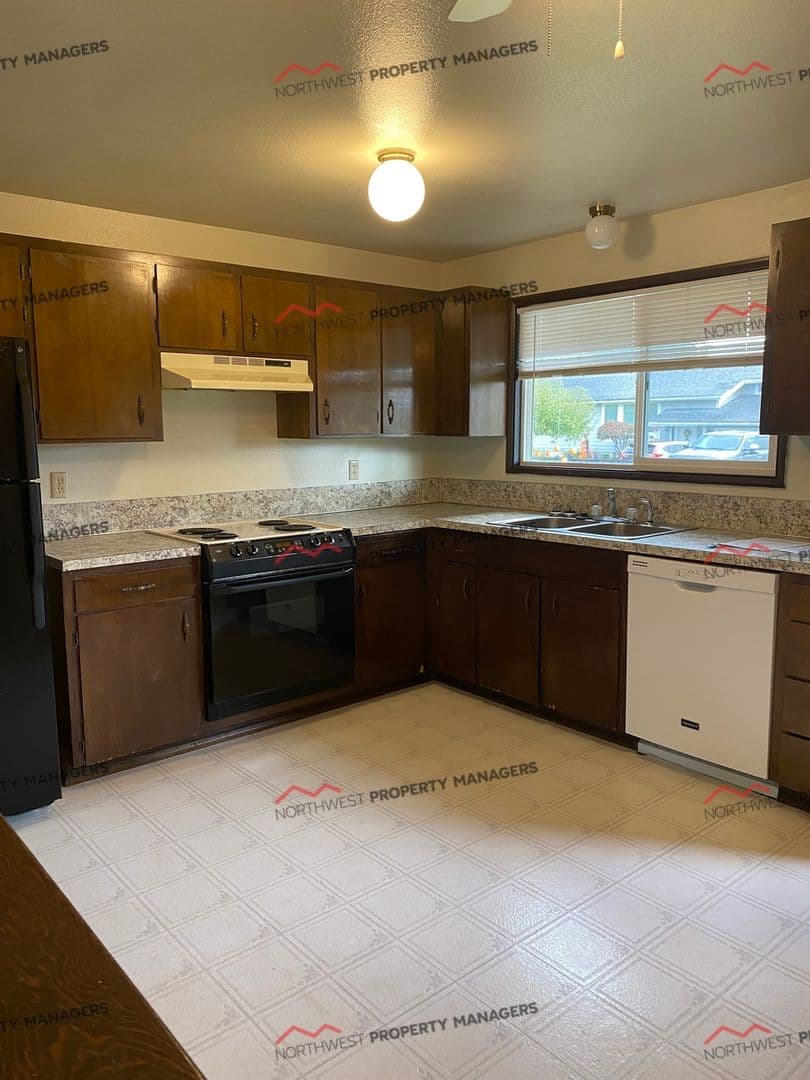 Montesano Apartment: 514 N. Medcalf Lane 1-24