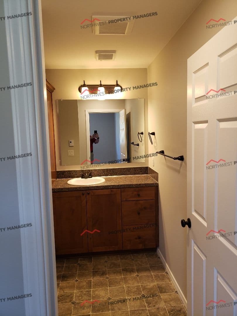 Mossyrock Apartment: 52-54 Godfrey Rd