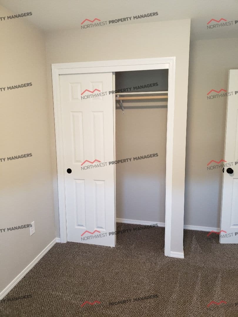 Mossyrock Apartment: 52-54 Godfrey Rd