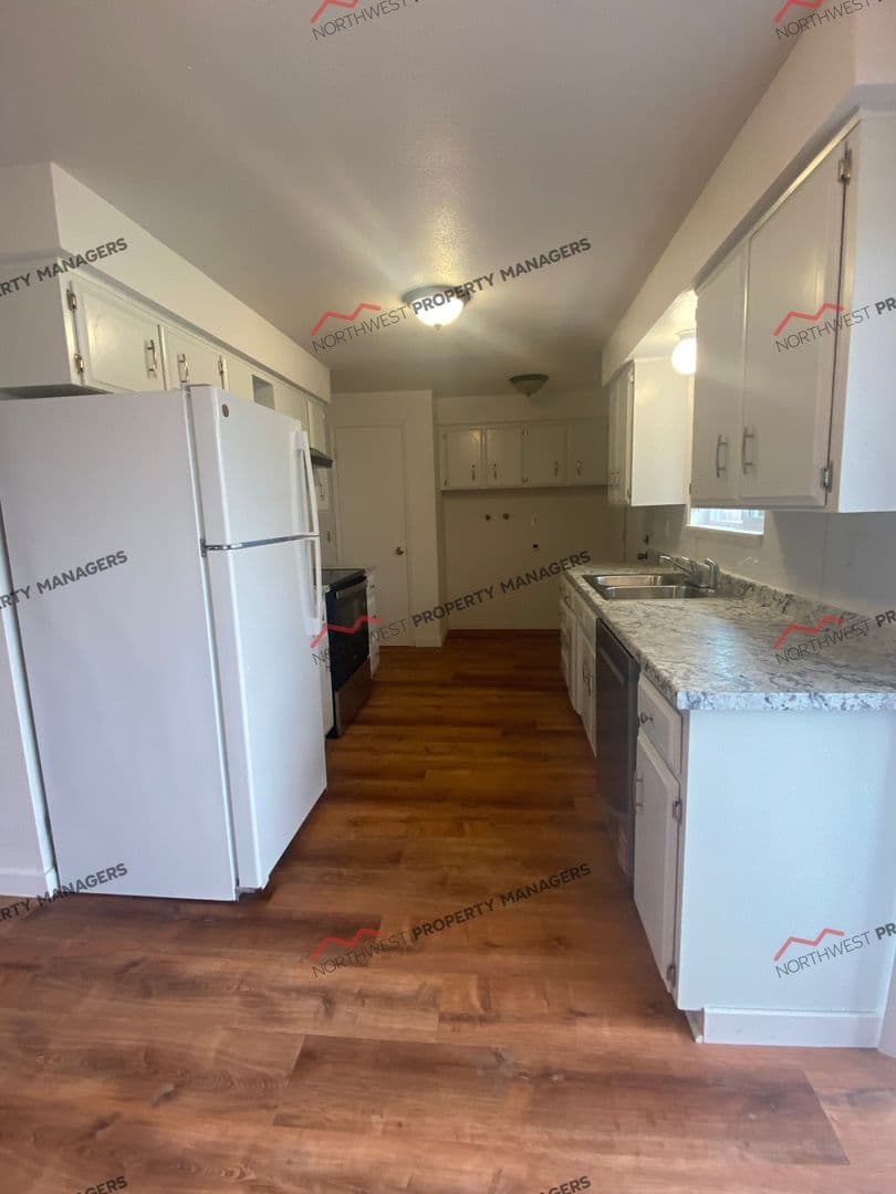 Lacey Apartment: 1512 Judd St. NE