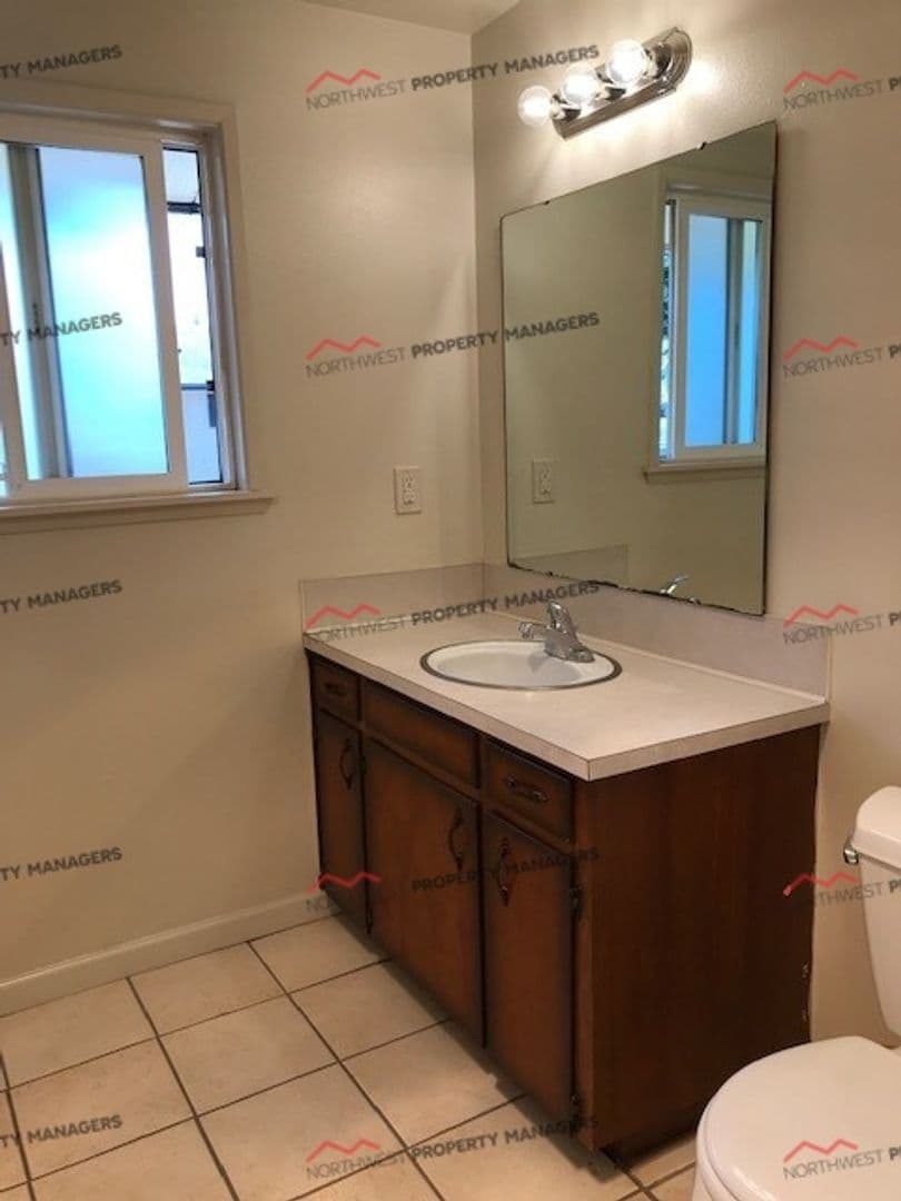Centralia Apartment: 1505 Lewis St. 1-16 (Shamrock Apts)