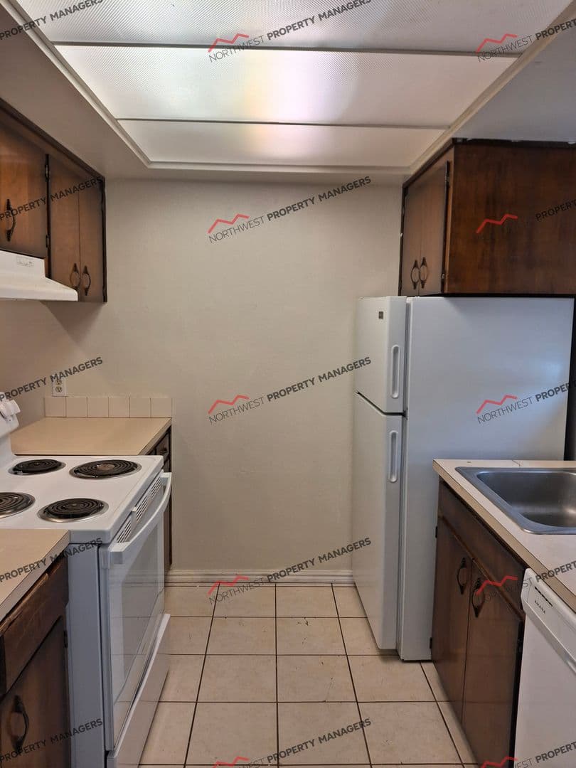 Centralia Apartment: 1505 Lewis St. 1-16 (Shamrock Apts)