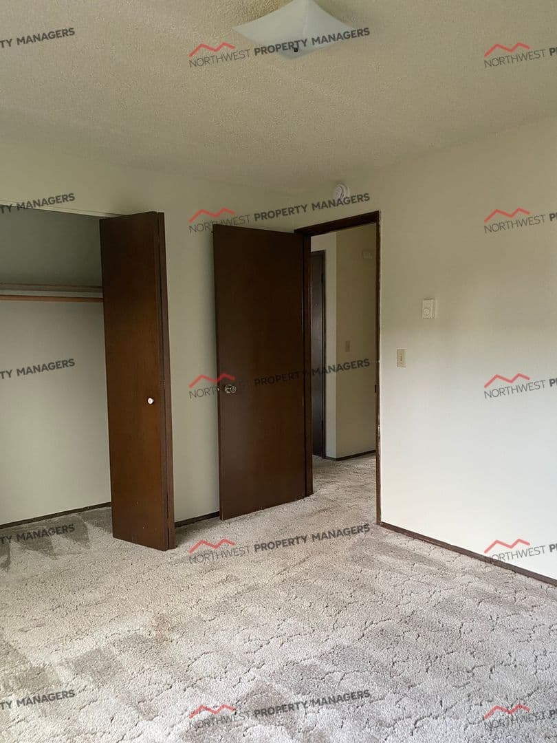 Montesano Apartment: 514 N. Medcalf Lane 1-24