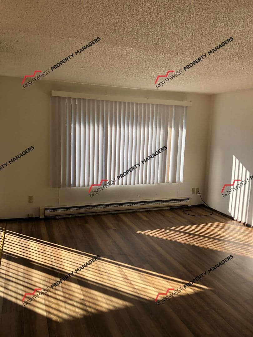 Olympia Apartment: 1400-1402 Josephine Ct. S.E.