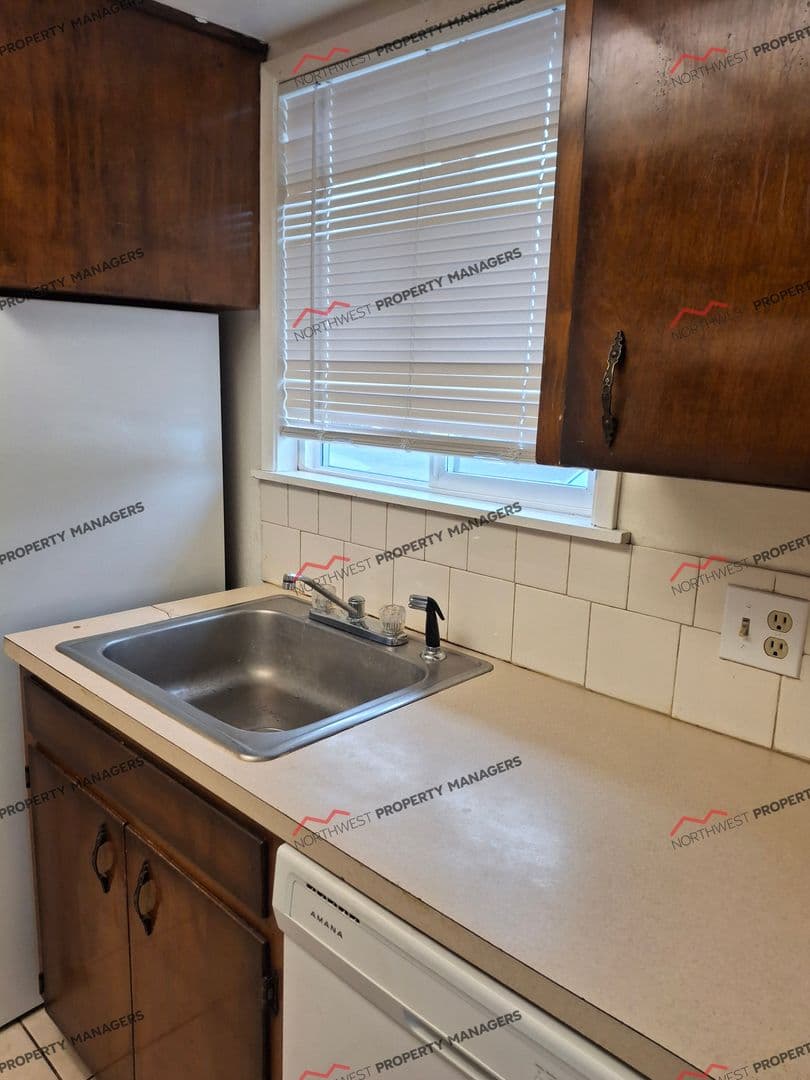 Centralia Apartment: 1505 Lewis St. 1-16 (Shamrock Apts)