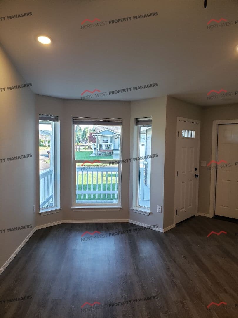 Mossyrock Apartment: 52-54 Godfrey Rd
