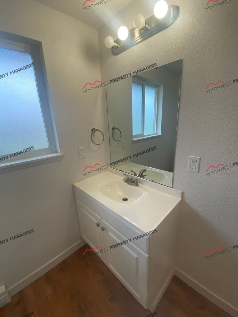 Lacey Apartment: 1512 Judd St. NE