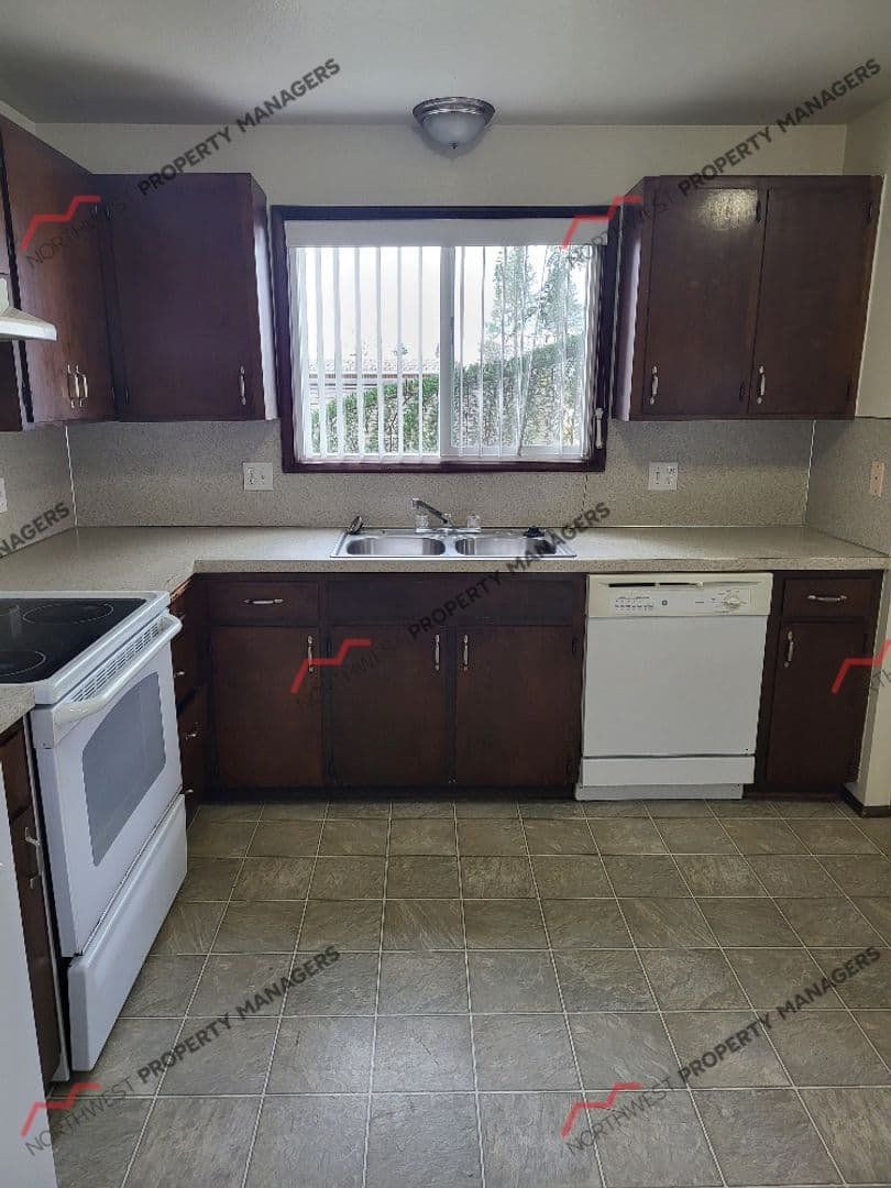 Centralia Apartment: 415 N Oak St