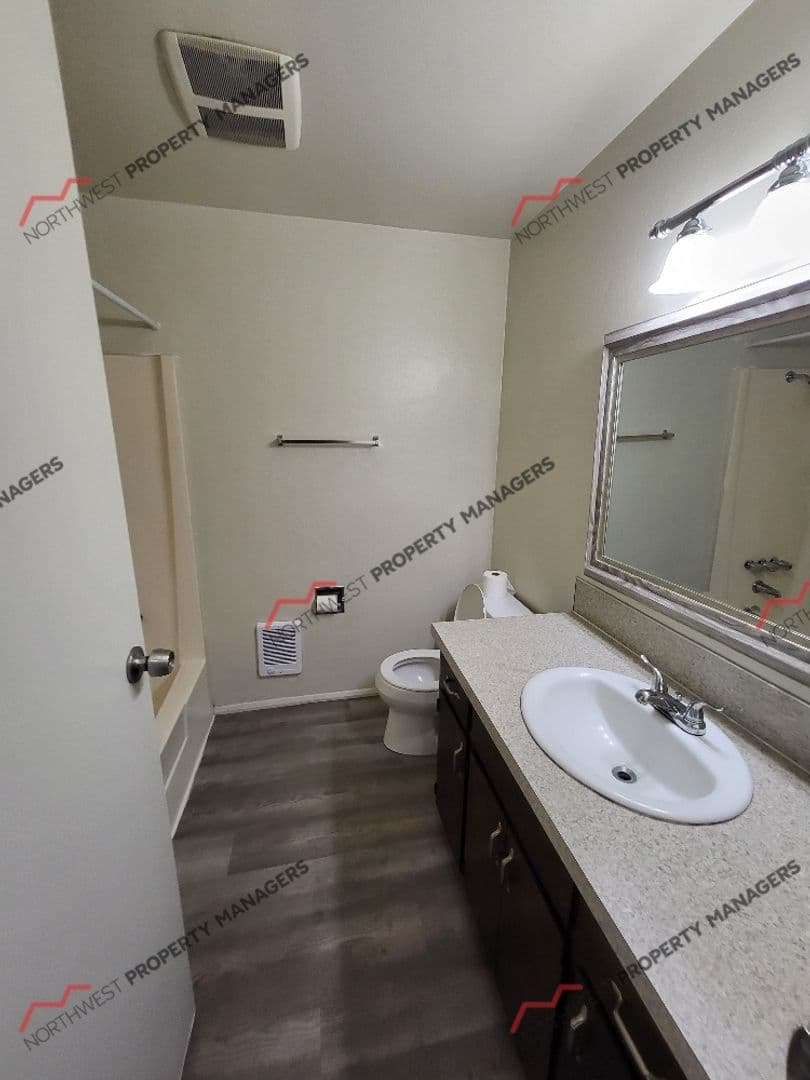 Centralia Apartment: 415 N Oak St