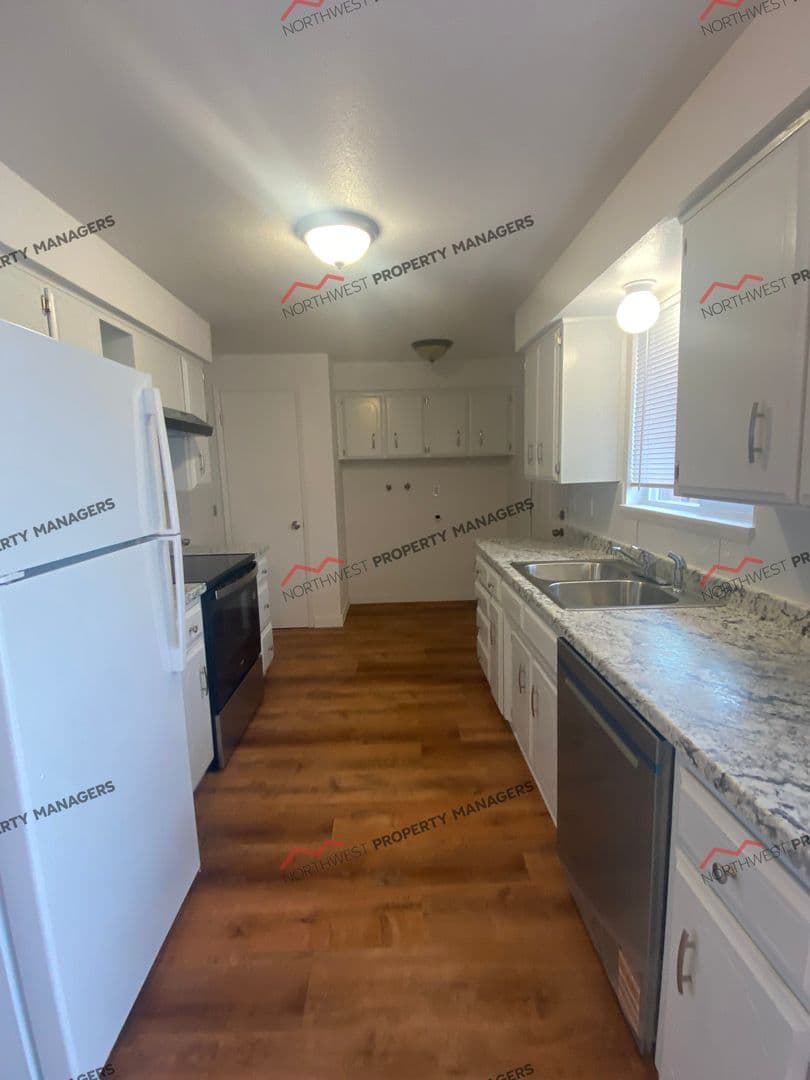 Lacey Apartment: 1512 Judd St. NE