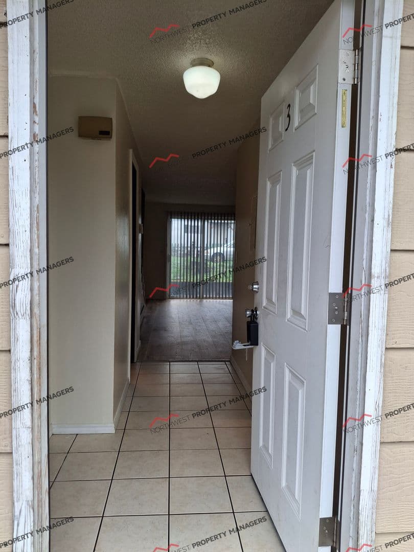 Centralia Apartment: 1505 Lewis St. 1-16 (Shamrock Apts)