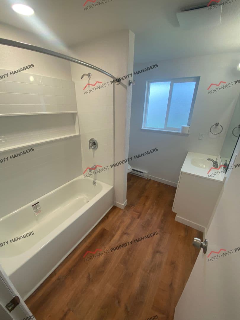 Lacey Apartment: 1512 Judd St. NE