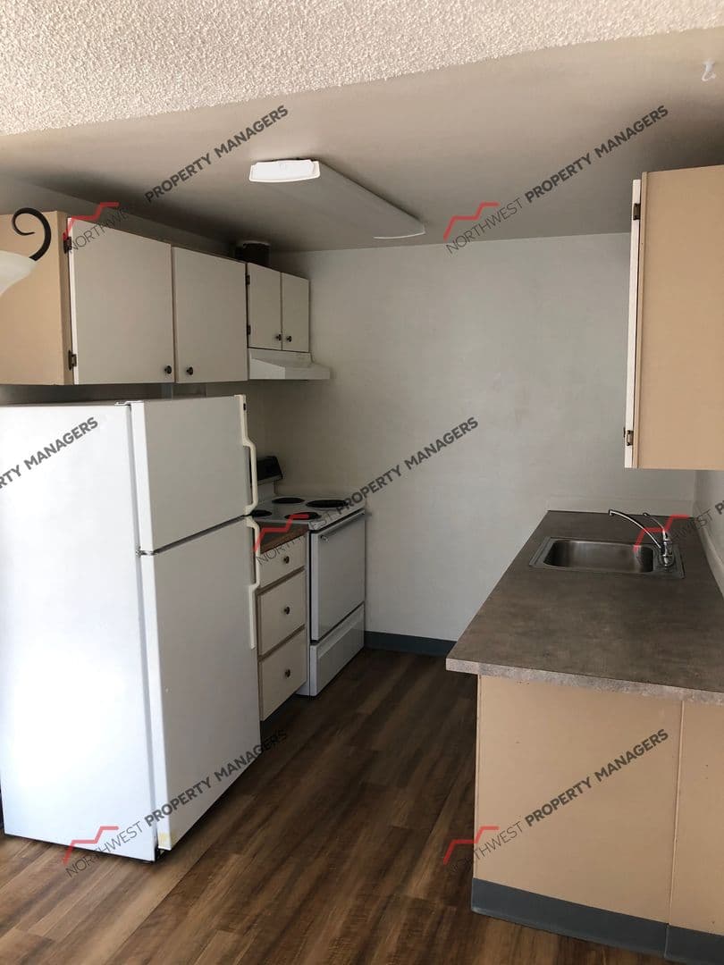 Olympia Apartment: 1400-1402 Josephine Ct. S.E.