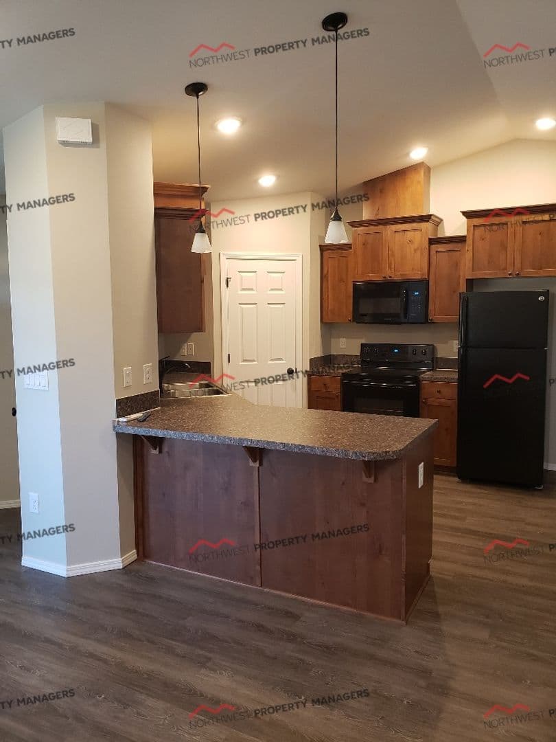 Mossyrock Apartment: 52-54 Godfrey Rd