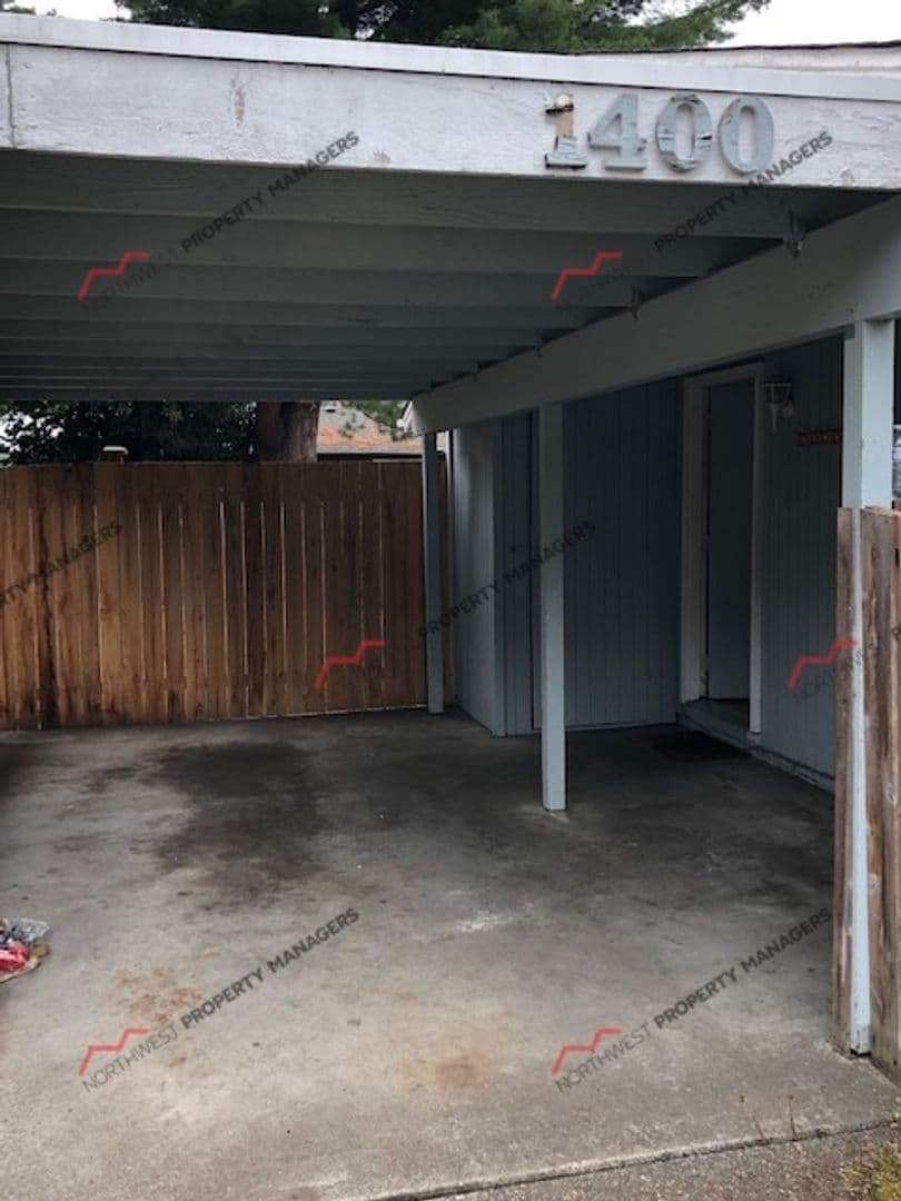Olympia Apartment: 1400-1402 Josephine Ct. S.E.