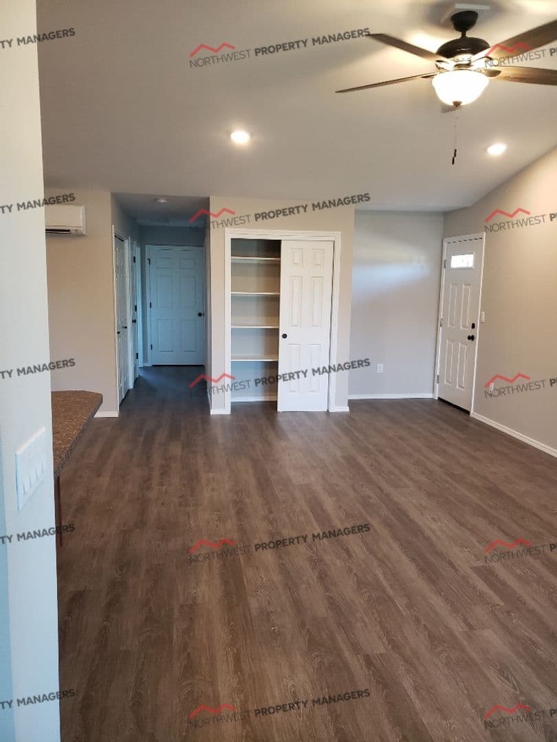 Mossyrock Apartment: 52-54 Godfrey Rd