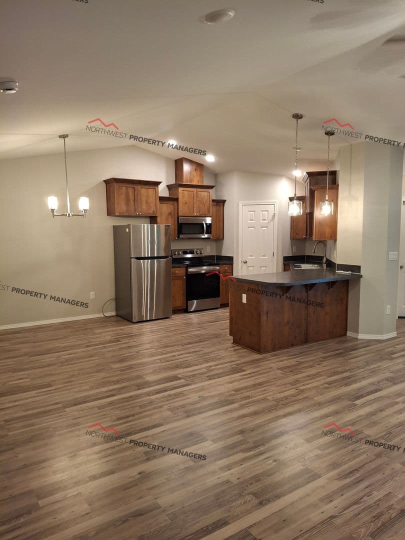 Mossyrock Apartment: 52-54 Godfrey Rd
