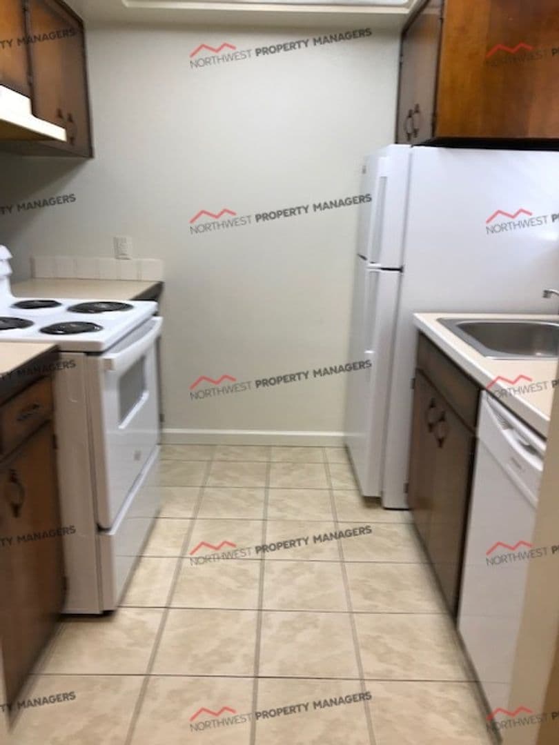 Centralia Apartment: 1505 Lewis St. 1-16 (Shamrock Apts)