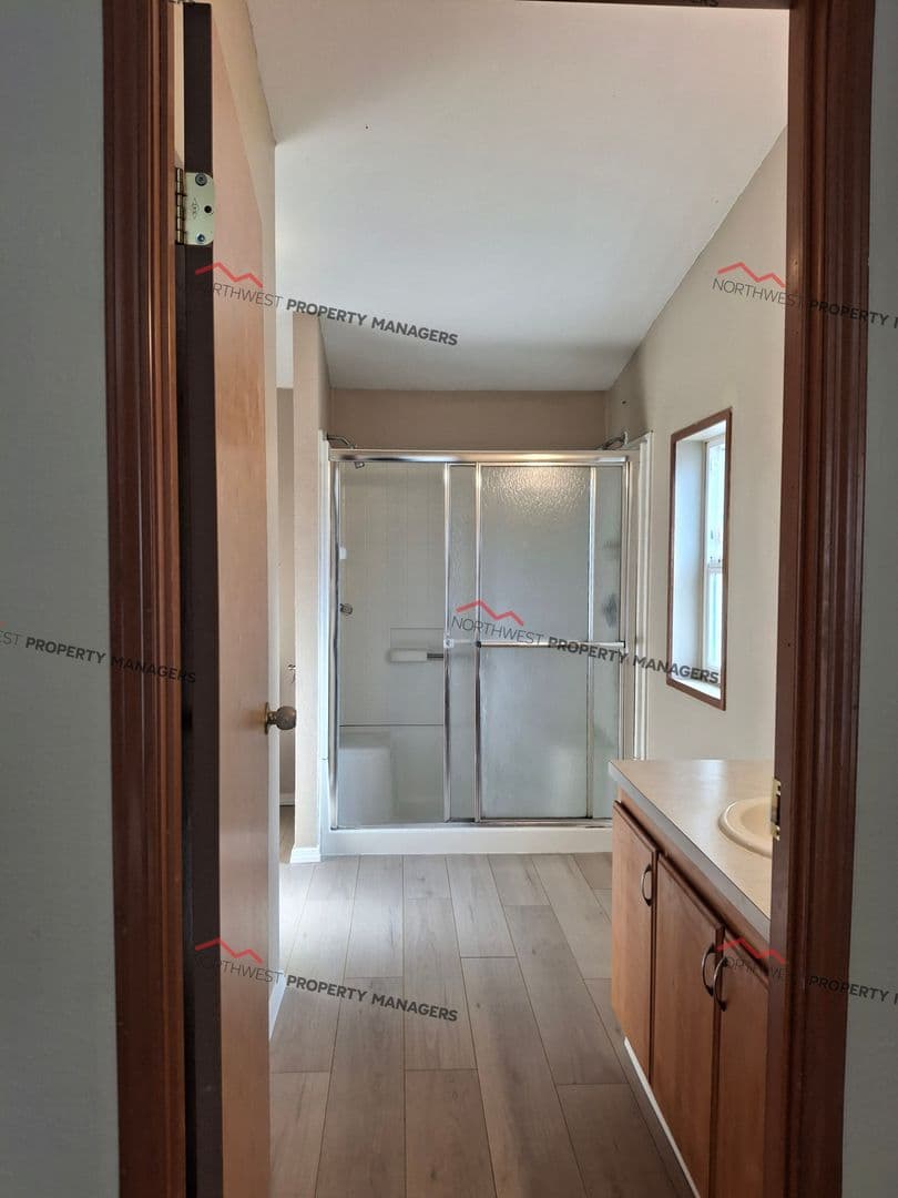 Chehalis Apartment: 2495 NE Kresky Ave.