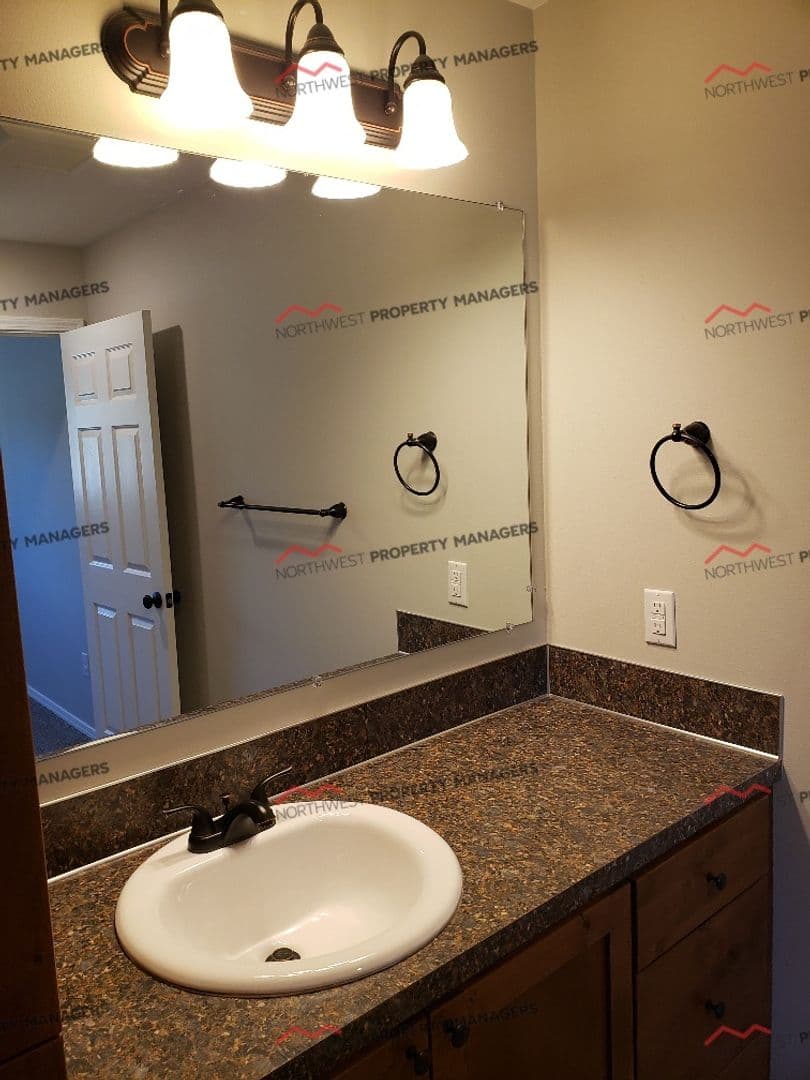 Mossyrock Apartment: 52-54 Godfrey Rd