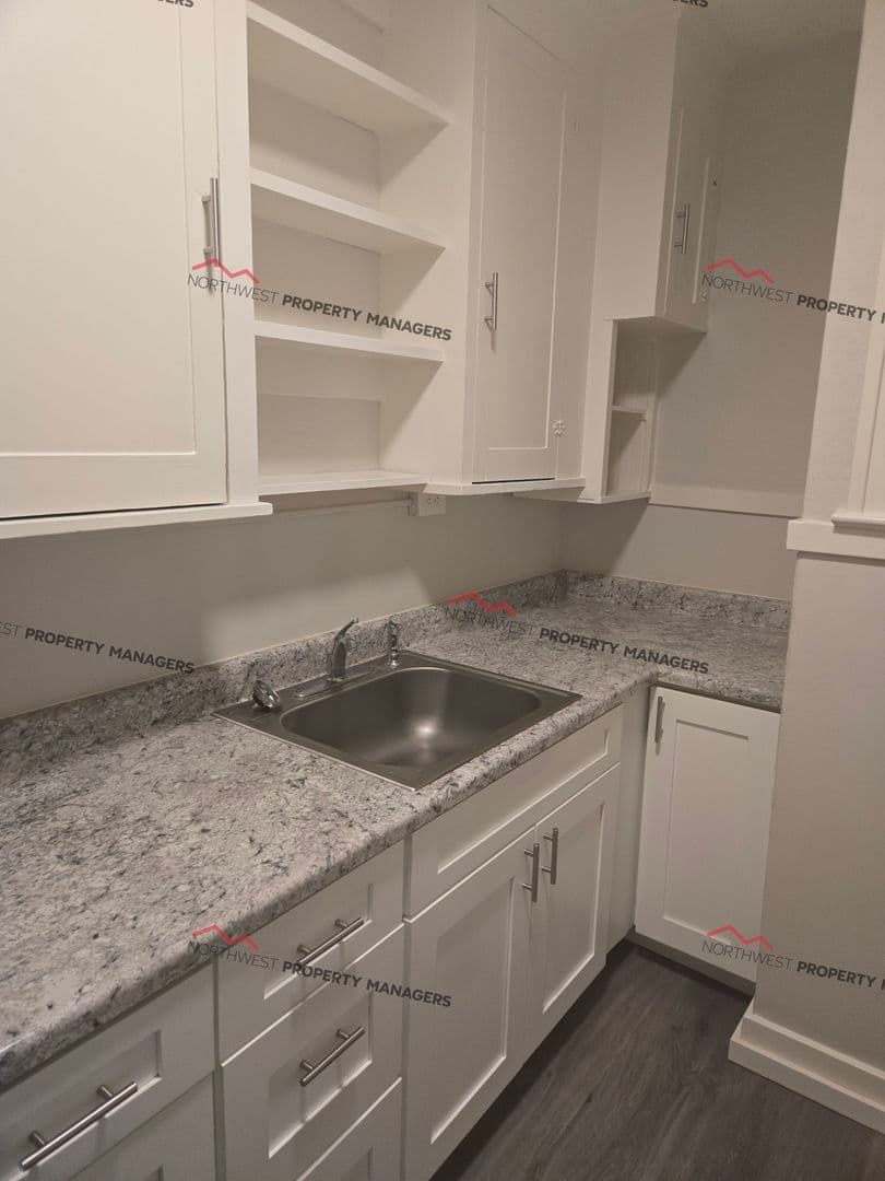 Centralia Apartment: 509 N Rock St.