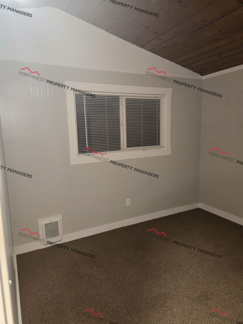 Mossyrock Apartment: 105 Engle Dr.