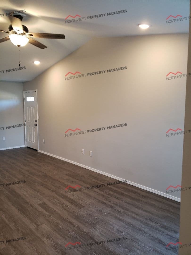 Mossyrock Apartment: 52-54 Godfrey Rd