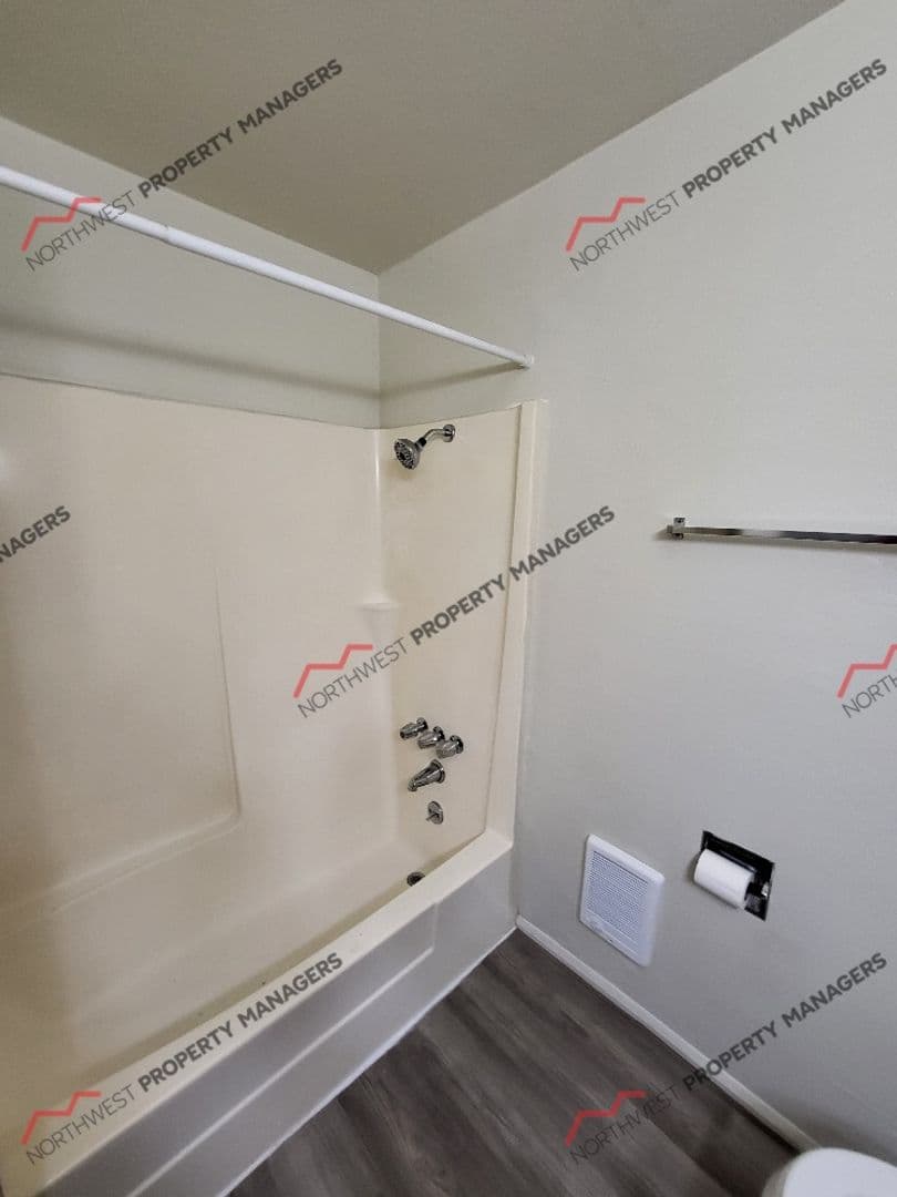 Centralia Apartment: 415 N Oak St