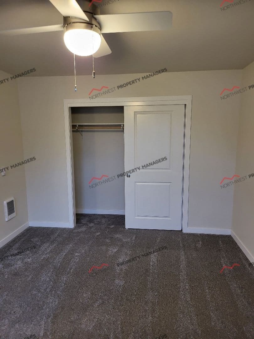 Napavine Apartment: 208 E Stella - 805-813 A/B 3rd Ave NE