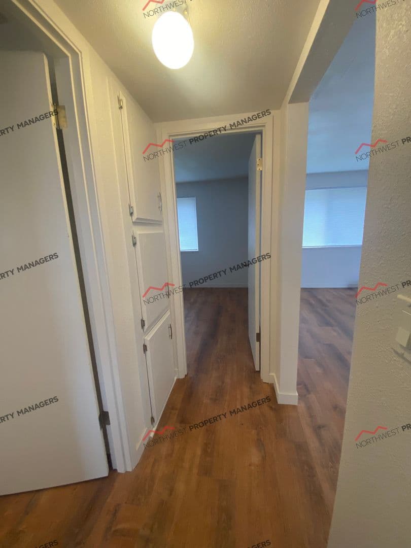 Lacey Apartment: 1512 Judd St. NE