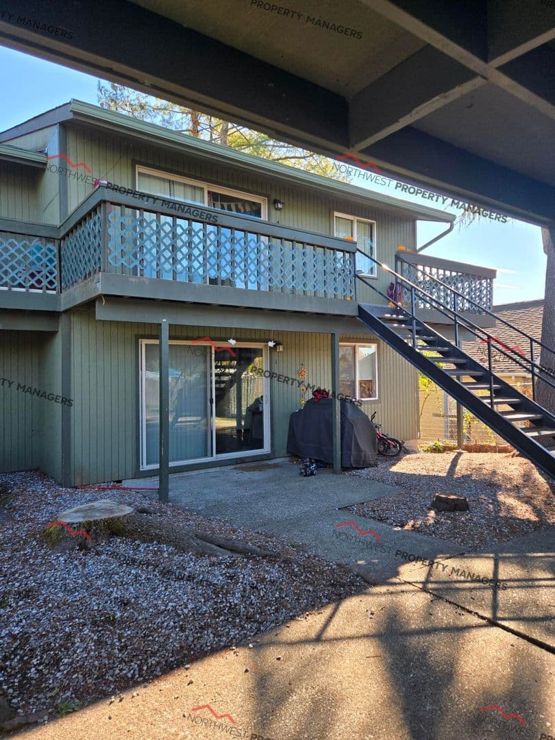 Centralia Apartment: 415 N Oak St