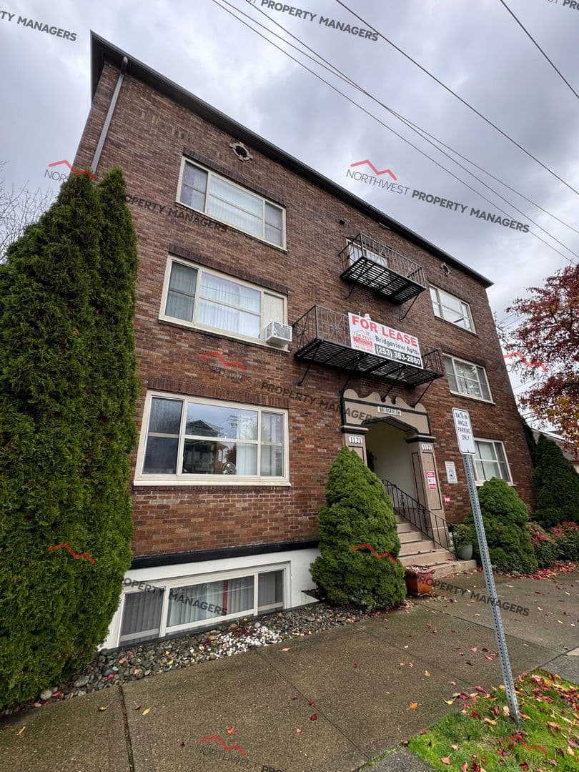 Tacoma Apartment: 1121 S."I"  St. #100-409