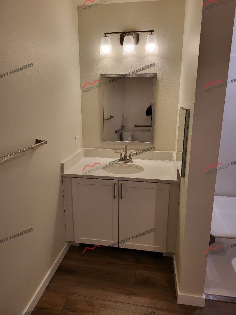 Napavine Apartment: 208 E Stella - 805-813 A/B 3rd Ave NE