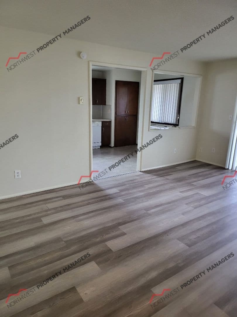 Centralia Apartment: 415 N Oak St
