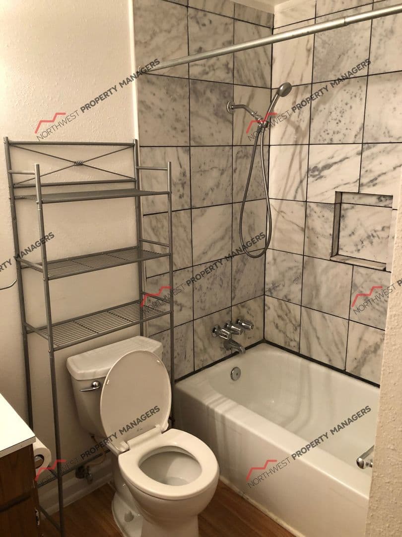 Olympia Apartment: 1400-1402 Josephine Ct. S.E.